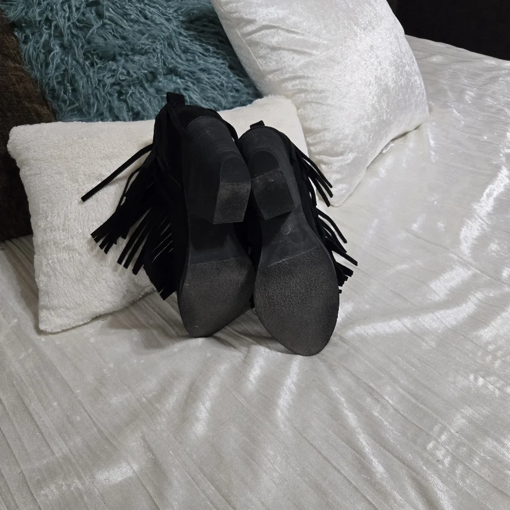 Coconuts by Matisse Black Faux Suede Fringe Booties Size 8 - Picture 6 of 8